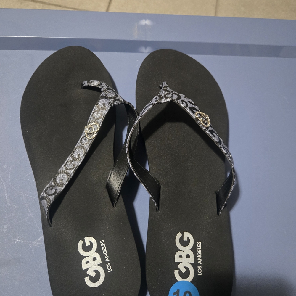 GBG Los Angeles Black and Gray Patterned Sandals